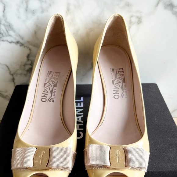 Salvatore Ferragamo Beige Patent Leather Ribes Vara Bow Peep Toe Pumps - Picture 7 of 11